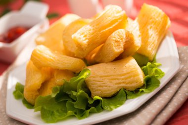 Derin kızarmış manyok kök.