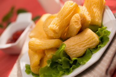 Derin kızarmış manyok kök.