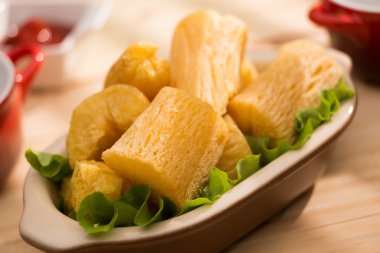 Derin kızarmış manyok kök.