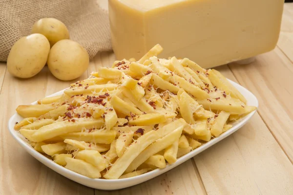 Onthaal en aardappelen op tafel — Stockfoto
