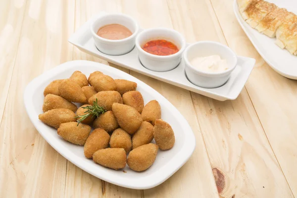 Brasilianischer frittierter Hähnchen-Snack — Stockfoto