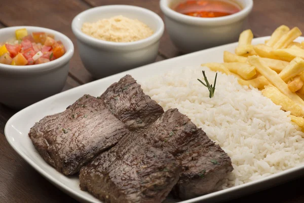 Batatas assadas, arroz, carne — Fotografia de Stock