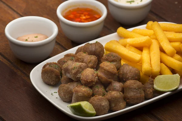 Embutidos y porción de polenta frita — Foto de Stock