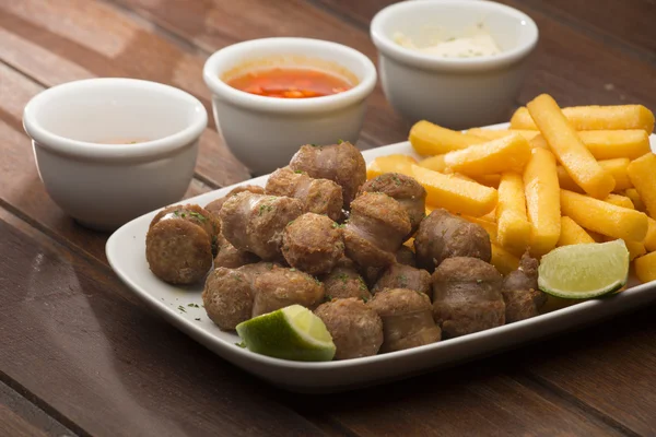 Embutidos y porción de polenta frita — Foto de Stock