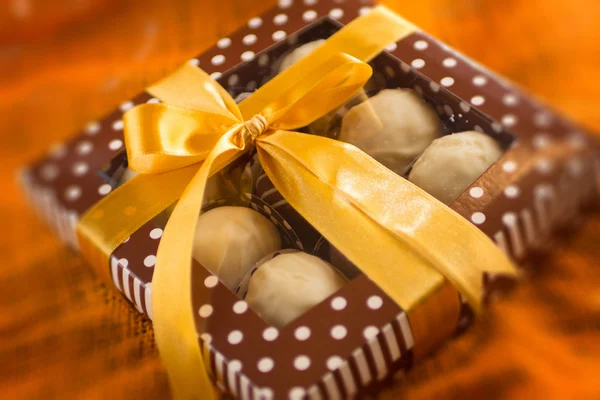 Scatola piena di cioccolatini — Foto Stock