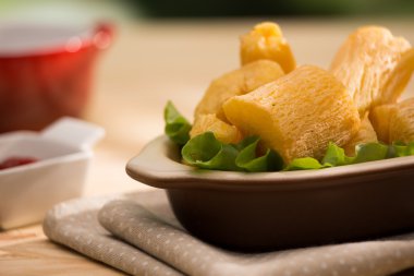 Derin kızarmış manyok kök.