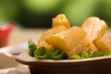 Derin kızarmış manyok kök.