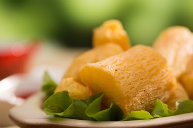 Derin kızarmış manyok kök.