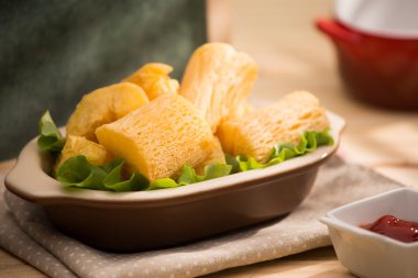 Derin kızarmış manyok kök.