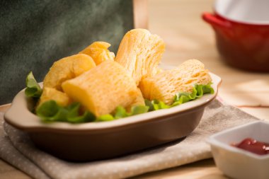 Derin kızarmış manyok kök.