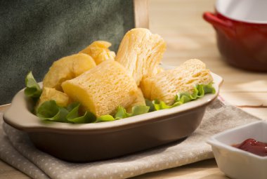 Derin kızarmış manyok kök.