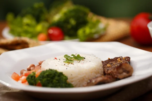 Carne de bovino, arroz e feijão — Fotografia de Stock