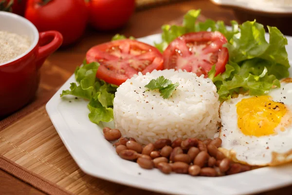 Pirinç, fasulye ve yumurta — Stok fotoğraf