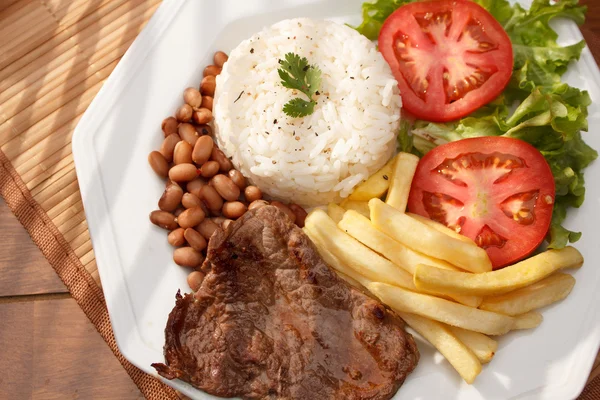 Fleisch, Reis und Bohnen — Stockfoto