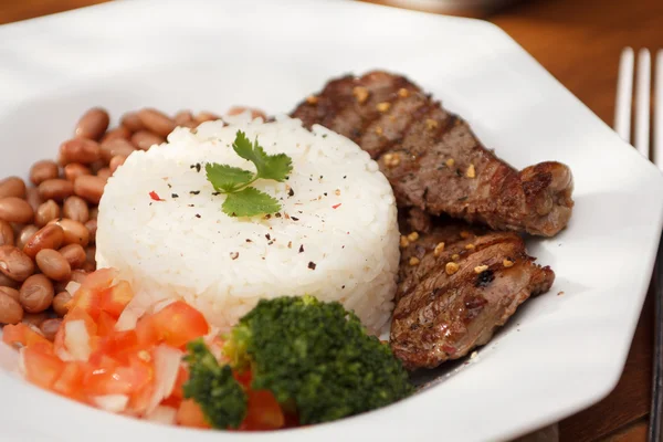 Carne de bovino, arroz e feijão — Fotografia de Stock