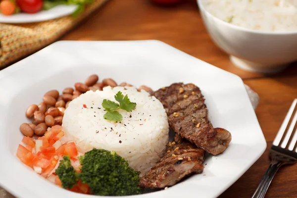 Carne de bovino, arroz e feijão — Fotografia de Stock