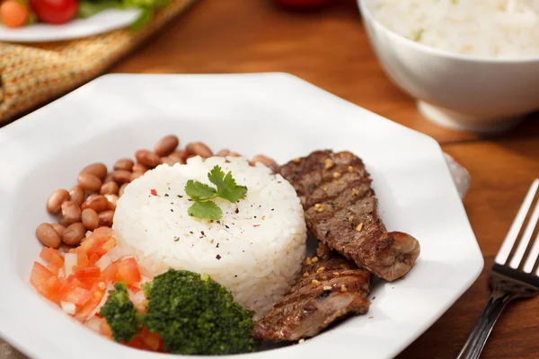 Carne de vacuno, arroz y frijoles — Foto de Stock