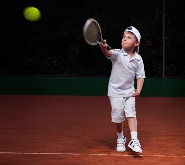 Genç çocuk tenis oynamaya