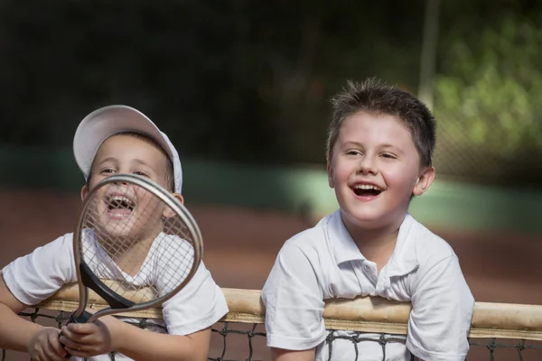 Dva chlapci na tenisový kurt — Stock fotografie