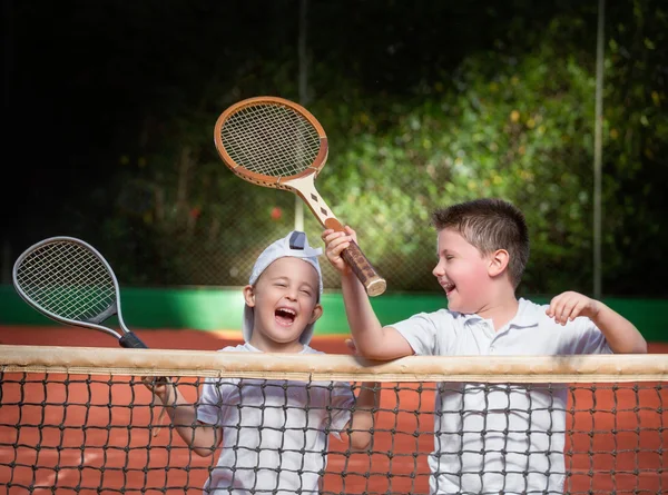 Dva chlapci na tenisový kurt — Stock fotografie
