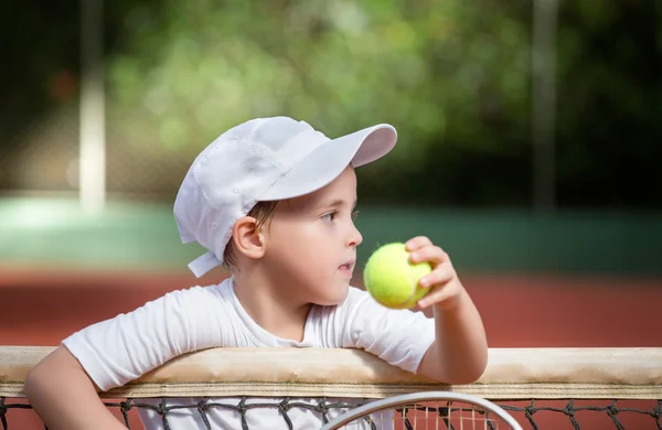 Jovem menino jogando tênis — Fotografia de Stock