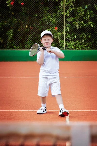 Mladý chlapec hraje tenis — Stock fotografie