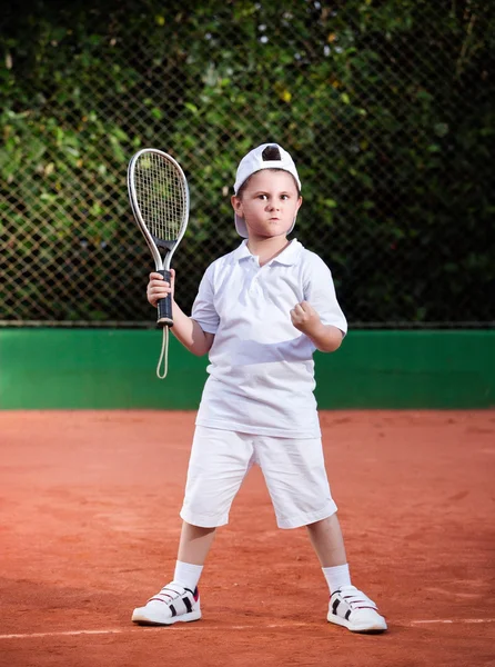 Mladý chlapec hraje tenis — Stock fotografie