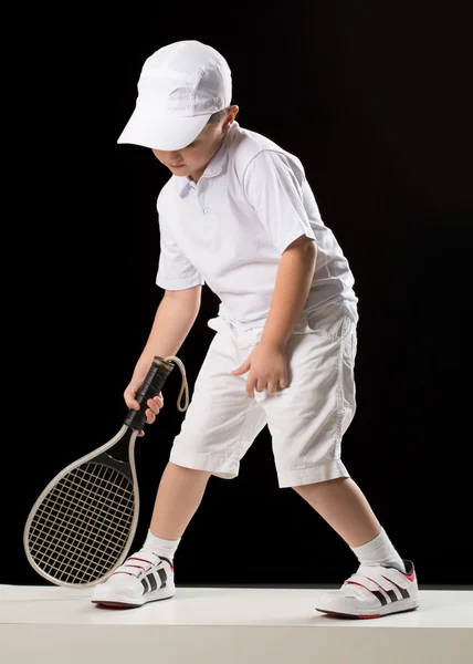 Chłopiec z rakieta tenisowa w studio — Zdjęcie stockowe