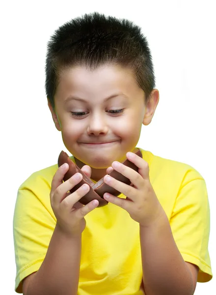 Junge isst Schokoladenei — Stockfoto