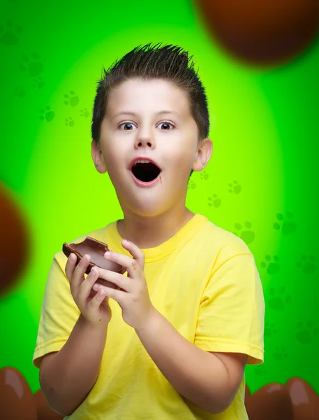 Niño comiendo huevo de chocolate Fotos De Stock Sin Royalties Gratis