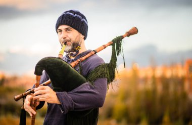 Sokak müzisyeni gaydacı İspanyol sokaklarında geleneksel halk müziği çalıyor. Galiçya ve Asturya kültürü tarihi müzik