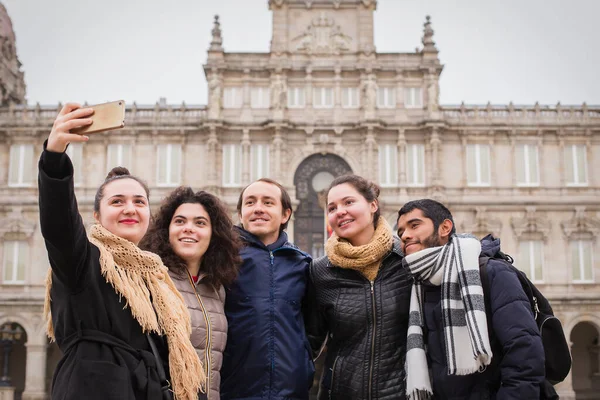 Genç Erasmus üniversitesi öğrencileri çok kültürlü bir grupta, arkadaşlar Corunna Galicia İspanya 'da birlikte seyahat ediyorlar. Çok ırklı yaşam tarzı milenyum dostluğu 