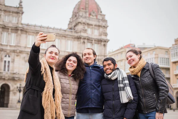 Genç Erasmus üniversitesi öğrencileri çok kültürlü bir grupta, arkadaşlar Corunna Galicia İspanya 'da birlikte seyahat ediyorlar. Çok ırklı yaşam tarzı milenyum dostluğu 