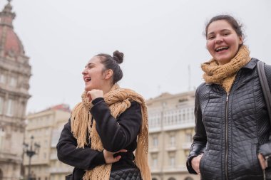 Genç Erasmus üniversitesi öğrencileri çok kültürlü bir grupta, arkadaşlar Corunna Galicia İspanya 'da birlikte seyahat ediyorlar. Çok ırklı yaşam tarzı milenyum dostluğu 