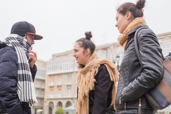 Jonge Erasmus-studenten in een multiculturele groep, vrienden die samen reizen in Corunna Galicia Spanje. Multiraciale levensstijl millennials vriendschap — Stockfoto