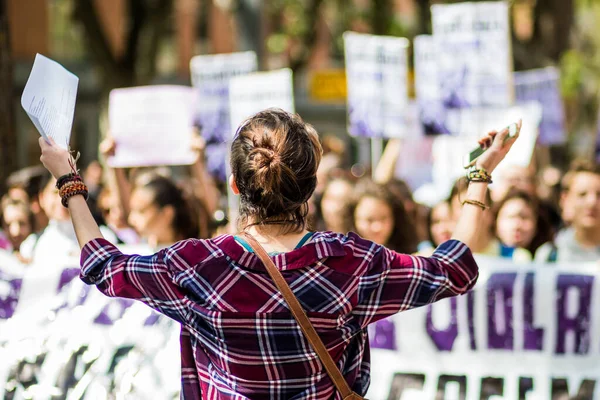 8 metre feminist yürüyüş kadın hakları için pankartlarla mücadele ediyor
