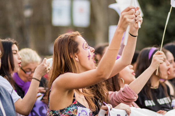 Мадрид, Испания - 8 марта 2017 года: феминистский международный женский день марш на 8 м за права и равенство