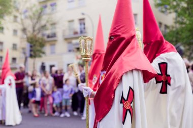 Madrid, İspanya - 13 Nisan 2017: Paskalya haftası İspanyol geçit töreninde geleneksel popüler gelenek. Nazareno Katolik geçit törenine katıldı