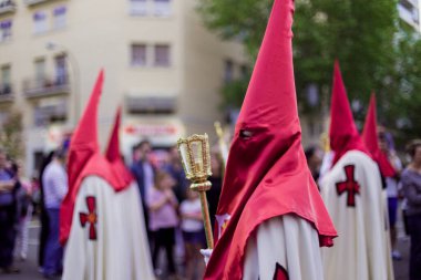 Madrid, İspanya - 13 Nisan 2017: Paskalya haftası İspanyol geçit töreninde geleneksel popüler gelenek. Nazareno Katolik geçit törenine katıldı
