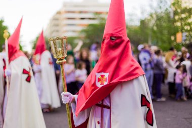 Madrid, İspanya - 13 Nisan 2017: Paskalya haftası İspanyol geçit töreninde geleneksel popüler gelenek. Nazareno Katolik geçit törenine katıldı