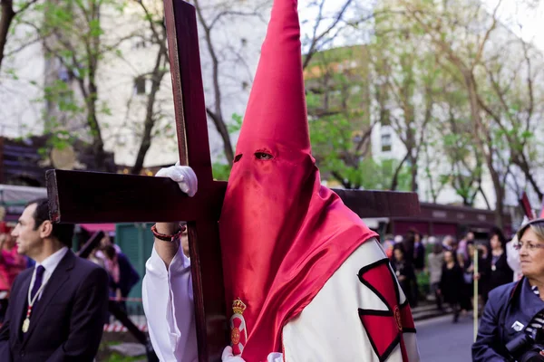 Madri, Espanha - 13 de abril de 2017: tradição popular tradicional na semana de Páscoa procissão espanhola. Nazareno penitentes desfile católico — Fotografia de Stock