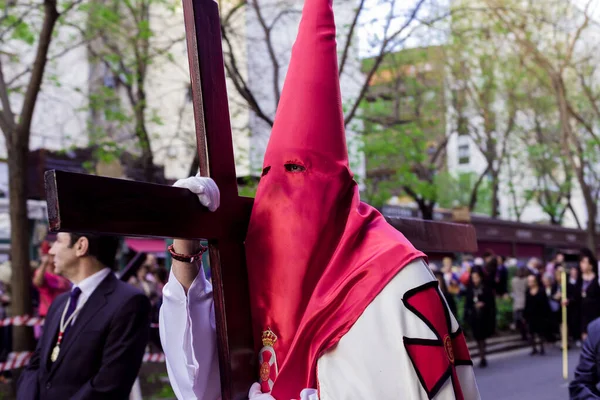 Madri, Espanha - 13 de abril de 2017: tradição popular tradicional na semana de Páscoa procissão espanhola. Nazareno penitentes desfile católico — Fotografia de Stock
