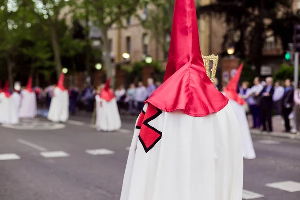 Madrid, España - 13 de abril de 2017: tradición popular tradicional en Semana Santa Procesión española. Nazareno penitentes desfile católico — Foto de Stock