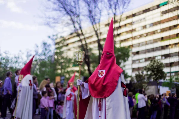 Madrid, España - 13 de abril de 2017: tradición popular tradicional en Semana Santa Procesión española. Nazareno penitentes desfile católico — Foto de Stock