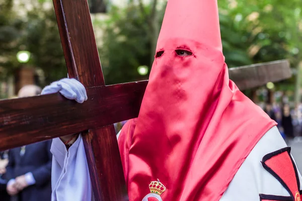 Madrid, España - 13 de abril de 2017: tradición popular tradicional en Semana Santa Procesión española. Nazareno penitentes desfile católico — Foto de Stock