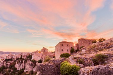 Cuenca İspanya 'nın İdam Evleri unesco kökenli bir ortaçağ tarihi mekanıdır. Tatilde seyahat etmek için güzel bir yerdir.