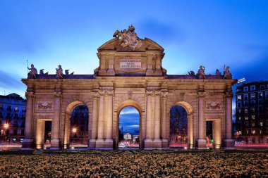 Madrid 'deki Neoklasik Puerta de Alcala antik bir kapı ünlü turist ve seyahat merkezidir..