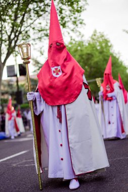 Madrid, İspanya - 13 Nisan 2017: Paskalya haftası İspanyol geçit töreninde geleneksel popüler gelenek. Nazareno Katolik geçit törenine katıldı