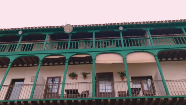钦钦是马德里一个传统的西班牙古城 以他那著名的风景如画的古木阳台立面 是旅游胜地和旅游胜地 — 图库视频影像