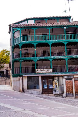 Chinchon Madrid 'de geleneksel bir İspanyol şehridir. Ünlü resimli antik ahşap balkon cephesi turizm ve seyahat için bir seyahat mekanıdır.